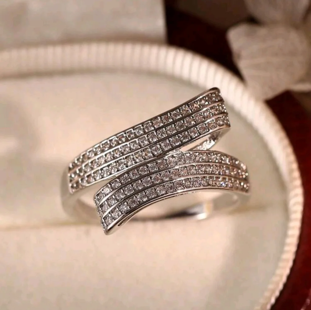 BRAND NEW ** Elegant Silver Diamond Women's Ring